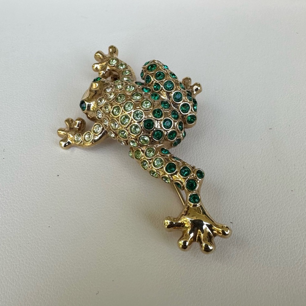 Monet Signed Vintage Gold Tone Frog Brooch with Green Rhinestones - Picture 2 of 5